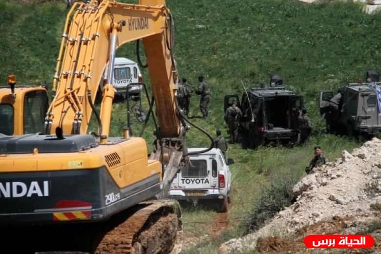 الاحتلال يجرف اراض ويضع سواتر ترابية في عوريف جنوب نابلس